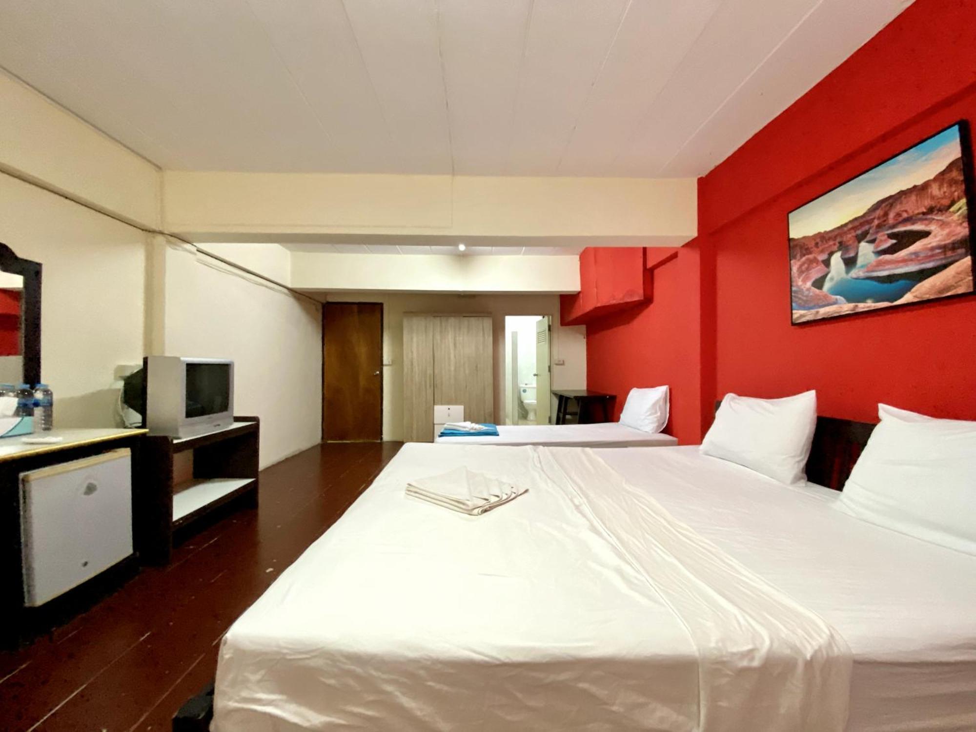 Patong Adventure Hostel Экстерьер фото