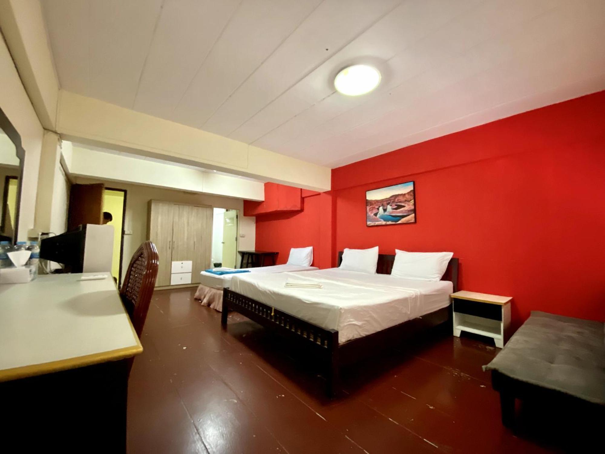 Patong Adventure Hostel Экстерьер фото